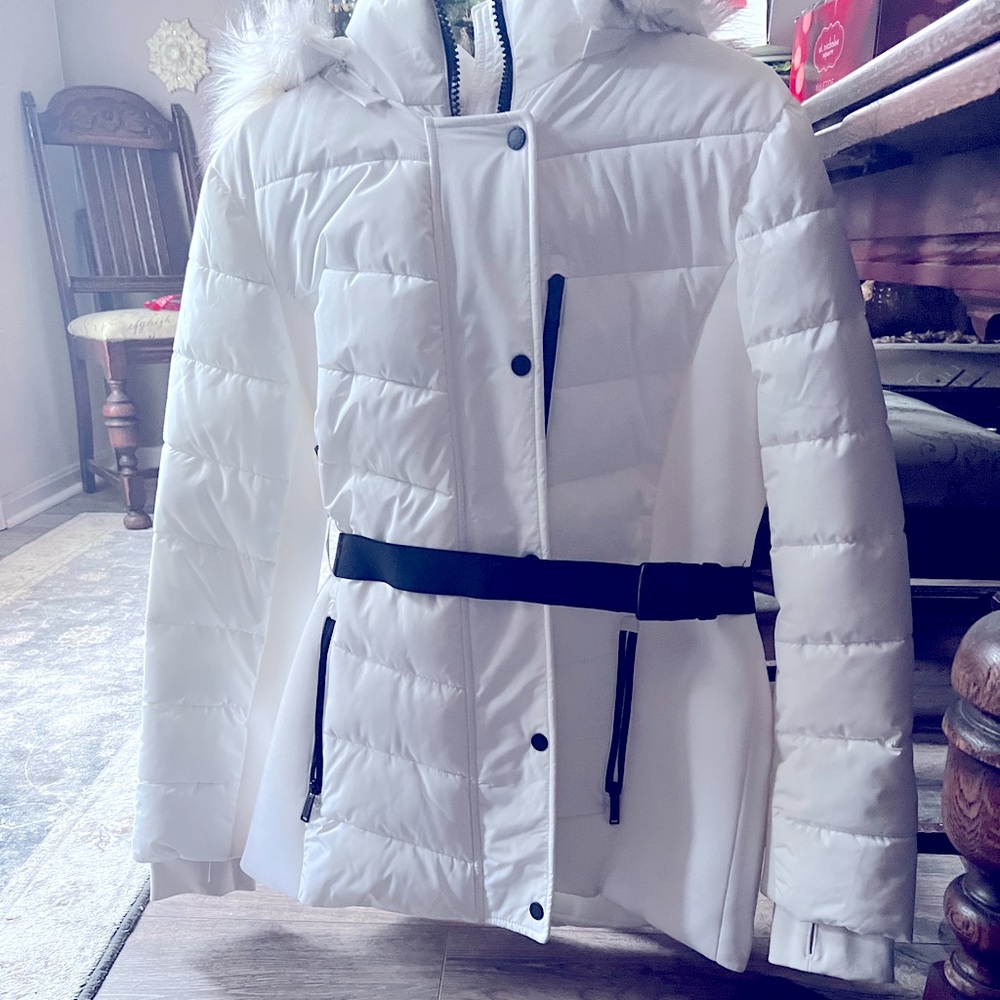Size L NWOT LONDON FOG BRAND COAT WITH BLACK ZIPPERS, snaps fur trim hood.